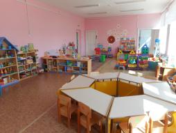 Дети-инвалиды и лица с ОВЗ могут участвовать в образовательном процессе на общих основаниях. В групповых помещениях обеспечен свободный доступ к развивающим центрам и игрушкам.